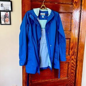 Like new.  Size large. Rain jacket.